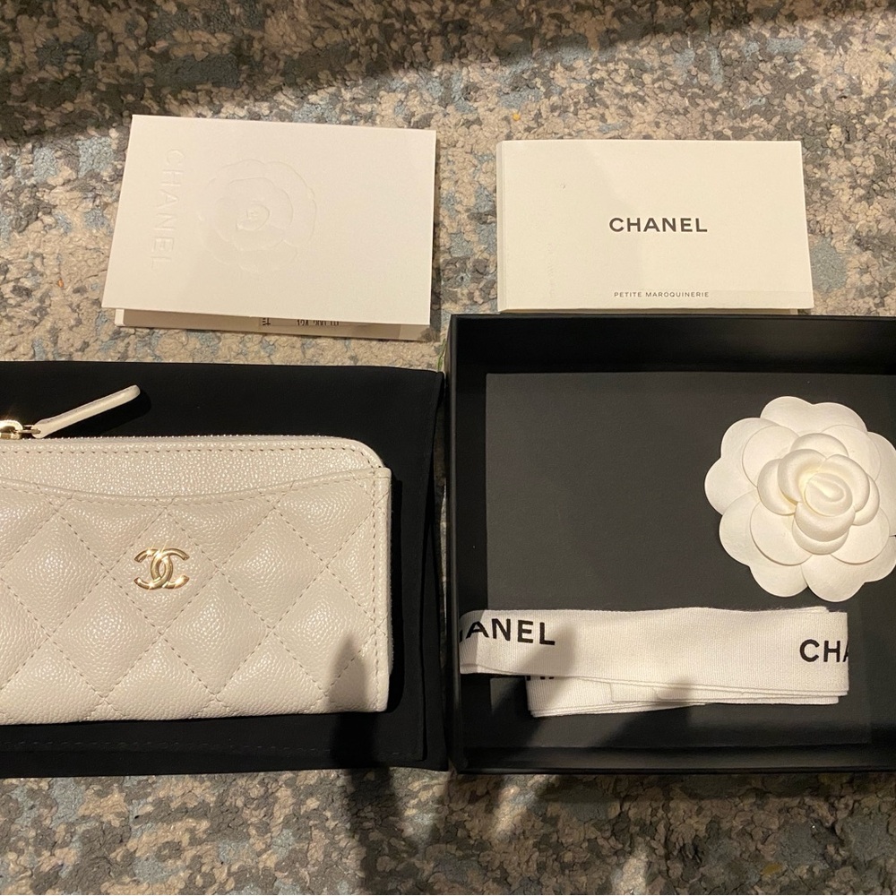 BNIB Chanel zip around card holder